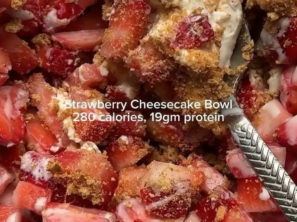 Strawberry Cheesecake Bowl 280 calories, 19gm protein, freshly made and ready to serve