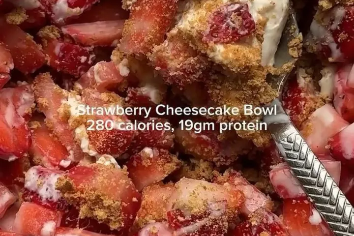 Strawberry Cheesecake Bowl 280 calories, 19gm protein, freshly made and ready to serve